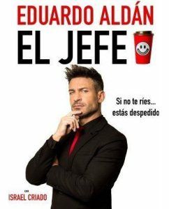 El cartel de El Jefe de Eduardo Aldán presenta a un hombre en una pose pensativa junto a una taza de café con una cara sonriente y el texto "Si no te ríes... estás despedido", capturando el humor y el encanto únicos de Madrid. - ForTwo - Planes para parejas