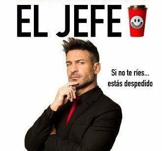 El cartel de El Jefe de Eduardo Aldán presenta a un hombre en una pose pensativa junto a una taza de café con una cara sonriente y el texto "Si no te ríes... estás despedido", capturando el humor y el encanto únicos de Madrid. - ForTwo - Planes para parejas