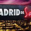 Un llamativo cartel con la leyenda "Ruta por el Madrid de Sabina" brilla sobre el resplandeciente paisaje urbano por la noche, capturando la energía vibrante de las bulliciosas calles de Madrid. - ForTwo - Planes para parejas