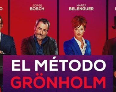 Cuatro individuos vestidos de negocios representan la tensión de *El método Grönholm* en el Teatro Cofidis Alcázar de Madrid. - ForTwo - Planes para parejas