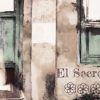 Una chica con traje vintage se sienta con un libro, contemplando la vida junto a unas viejas ventanas verdes con el texto "El Secreto de Sofía - Un juego de El Reino Escape Room (Granada)" contra el encantador telón de fondo de Granada. - ForTwo - Planes para parejas