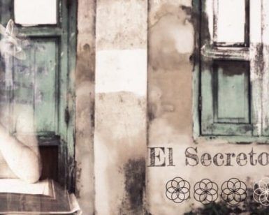 Una chica con traje vintage se sienta con un libro, contemplando la vida junto a unas viejas ventanas verdes con el texto "El Secreto de Sofía - Un juego de El Reino Escape Room (Granada)" contra el encantador telón de fondo de Granada. - ForTwo - Planes para parejas