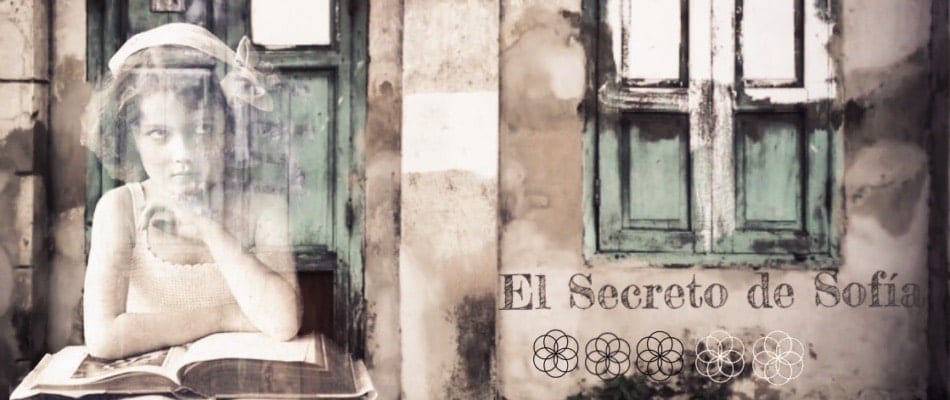 Una chica con traje vintage se sienta con un libro, contemplando la vida junto a unas viejas ventanas verdes con el texto "El Secreto de Sofía - Un juego de El Reino Escape Room (Granada)" contra el encantador telón de fondo de Granada. - ForTwo - Planes para parejas