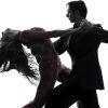Una pareja recortada realiza una elegante pose de salsa sobre un fondo blanco en "Cuatro clases de salsa o bachata nivel iniciación (Madrid). - ForTwo - Planes para parejas