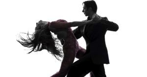 Una pareja recortada realiza una elegante pose de salsa sobre un fondo blanco en "Cuatro clases de salsa o bachata nivel iniciación (Madrid). - ForTwo - Planes para parejas