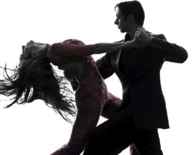 Una pareja recortada realiza una elegante pose de salsa sobre un fondo blanco en "Cuatro clases de salsa o bachata nivel iniciación (Madrid). - ForTwo - Planes para parejas