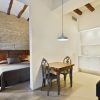Encantador estudio con cama, pequeña mesa de comedor y cocina americana. Los detalles de ladrillo y madera aportan calidez. Ubicación ideal para disfrutar de aventuras enoturísticas con la Escapada de enoturismo de la mano del hotel Lotus Priorat en Falset (Tarragona). - ForTwo - Planes para parejas