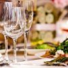 En el Hotel La Boroña, Escapada fin de semana (Gijón) incluye una mesa de comedor elegantemente puesta con copas de vino vacías y platos de ensalada, creando el ambiente perfecto para una escapada de fin de semana, realzado por decoraciones difusas que añaden un toque de misterio. - ForTwo - Planes para parejas