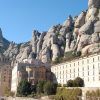 Bajo un cielo azul claro y en medio de escarpados acantilados montañosos, el Monasterio de Montserrat promete serenidad con su "Escapada de 2 días de paz y desconexión en Montserrat (Barcelona)" en las afueras de Barcelona. - ForTwo - Planes para parejas
