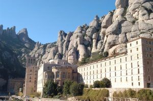 Bajo un cielo azul claro y en medio de escarpados acantilados montañosos, el Monasterio de Montserrat promete serenidad con su "Escapada de 2 días de paz y desconexión en Montserrat (Barcelona)" en las afueras de Barcelona. - ForTwo - Planes para parejas