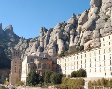 Bajo un cielo azul claro y en medio de escarpados acantilados montañosos, el Monasterio de Montserrat promete serenidad con su "Escapada de 2 días de paz y desconexión en Montserrat (Barcelona)" en las afueras de Barcelona. - ForTwo - Planes para parejas