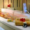 Disfrute de una escapada relajante en Escapada a Toledo en el hotel Beatriz Toledo Auditorium & Spa, donde podrá relajarse en un baño fragante con rodajas de cítricos flotantes y flores, todo ello rodeado de luz de velas y suaves toallas. - ForTwo - Planes para parejas