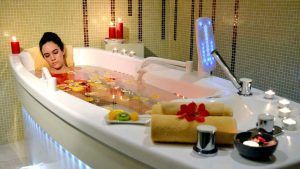 Disfrute de una escapada relajante en Escapada a Toledo en el hotel Beatriz Toledo Auditorium & Spa, donde podrá relajarse en un baño fragante con rodajas de cítricos flotantes y flores, todo ello rodeado de luz de velas y suaves toallas. - ForTwo - Planes para parejas