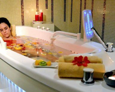 Disfrute de una escapada relajante en Escapada a Toledo en el hotel Beatriz Toledo Auditorium & Spa, donde podrá relajarse en un baño fragante con rodajas de cítricos flotantes y flores, todo ello rodeado de luz de velas y suaves toallas. - ForTwo - Planes para parejas