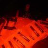 Bajo la tenue luz roja de la mesa, herramientas, frascos médicos, abrazaderas y pequeños contenedores estaban dispersos como accesorios en "El hospital del doctor Chuikov", una sala de escape de Eskappa Granada. - ForTwo - Planes para parejas