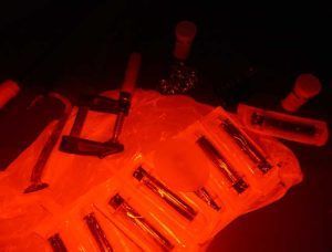 Bajo la tenue luz roja de la mesa, herramientas, frascos médicos, abrazaderas y pequeños contenedores estaban dispersos como accesorios en "El hospital del doctor Chuikov", una sala de escape de Eskappa Granada. - ForTwo - Planes para parejas