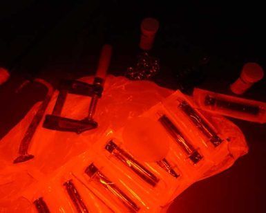Bajo la tenue luz roja de la mesa, herramientas, frascos médicos, abrazaderas y pequeños contenedores estaban dispersos como accesorios en "El hospital del doctor Chuikov", una sala de escape de Eskappa Granada. - ForTwo - Planes para parejas