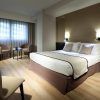 Alójese en el Hotel Eurostars Rey Don Jaime en Valencia y disfrute de una habitación contemporánea con una cómoda cama doble, elegantes sillones y un moderno escritorio, todo ello complementado con vistas al animado paisaje urbano a través de cortinas transparentes. - ForTwo - Planes para parejas