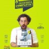 Un hombre, con aspecto sorprendido sobre un fondo verde brillante, sostiene una caja con la leyenda "Experiencia completa - Raúl Massana (Madrid)" como si acabara de descubrir el último gadget. - ForTwo - Planes para parejas