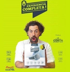 Un hombre, con aspecto sorprendido sobre un fondo verde brillante, sostiene una caja con la leyenda "Experiencia completa - Raúl Massana (Madrid)" como si acabara de descubrir el último gadget. - ForTwo - Planes para parejas