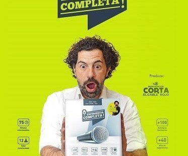 Un hombre, con aspecto sorprendido sobre un fondo verde brillante, sostiene una caja con la leyenda "Experiencia completa - Raúl Massana (Madrid)" como si acabara de descubrir el último gadget. - ForTwo - Planes para parejas