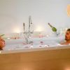 Una pareja se relaja con una "Experiencia premium" de 9sentits en Barcelona, disfrutando de un ambiente relajante que combina masaje corporal, baño y ambiente de sauna. - ForTwo - Planes para parejas