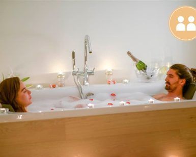 Una pareja se relaja con una "Experiencia premium" de 9sentits en Barcelona, disfrutando de un ambiente relajante que combina masaje corporal, baño y ambiente de sauna. - ForTwo - Planes para parejas