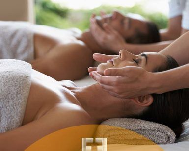 Una pareja disfruta de un "Masaje oriental en pareja en el barrio de Salamanca", envuelta en la serena atmósfera del spa, descansando en camillas de masaje cubiertas con suaves toallas. - ForTwo - Planes para parejas