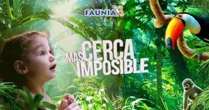 En la vibrante jungla de Faunia, un niño se maravilla con un tucán y un mono bajo el texto "Más Cerca Imposible". Vive esta magia en Madrid: ¡compra ya tus Entradas para Faunia y deja que el icónico logo guíe tu aventura!. - ForTwo - Planes para parejas