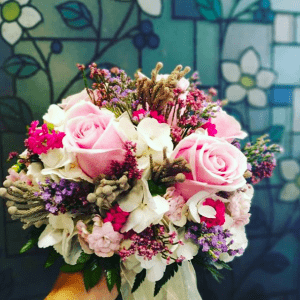 Ramo de rosas y varias flores de la floristería Encarnita.