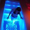 En una pequeña piscina con agua azul brillante, que evoca el ambiente relajante de una estancia en "Habitación doble y circuito de aguas saludables en Balneario de Lanjarón (Granada)", una persona se encuentra elegantemente en traje de baño. - ForTwo - Planes para parejas