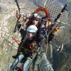 Con un palo de selfie en mano, dos aventureros disfrutan de un emocionante vuelo en paramotor en Granada, capturando impresionantes vistas del paisaje y la ciudad. Volar en parapente sobre Granada crea recuerdos inolvidables con su impresionante telón de fondo. - ForTwo - Planes para parejas