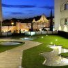 Experimente la tranquilidad en el moderno patio del hotel Sercotel Gran Luna de 4*, con estanques iluminados y senderos serpenteantes. Disfrute de una escapada tranquila con spa y gimnasio. - ForTwo - Planes para parejas