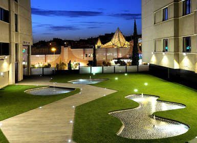 Experimente la tranquilidad en el moderno patio del hotel Sercotel Gran Luna de 4*, con estanques iluminados y senderos serpenteantes. Disfrute de una escapada tranquila con spa y gimnasio. - ForTwo - Planes para parejas