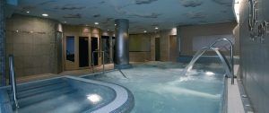 Descubra la tranquilidad con el Circuito spa para 2 personas en Qi Spa (Bilbao), equipado con jacuzzis interiores, una fuente de agua tranquila y un techo con temática de cielo nublado que crea una experiencia de otro mundo. - ForTwo - Planes para parejas