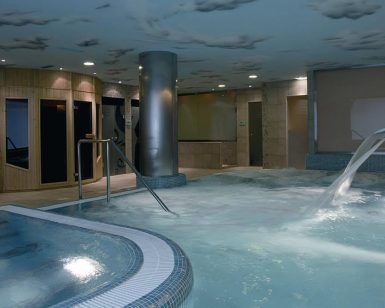 Descubra la tranquilidad con el Circuito spa para 2 personas en Qi Spa (Bilbao), equipado con jacuzzis interiores, una fuente de agua tranquila y un techo con temática de cielo nublado que crea una experiencia de otro mundo. - ForTwo - Planes para parejas
