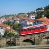 Descubra la pintoresca ladera de Bilbao en el emblemático funicular rojo de Artxanda, que ofrece impresionantes vistas de encantadoras casas con tejados rojos y exuberante vegetación. Es el destino perfecto para un inolvidable tour guiado con funicular de Artxanda (Bilbao). - ForTwo - Planes para parejas