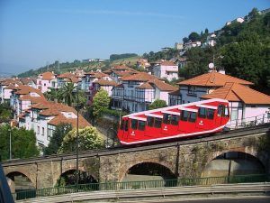 Descubra la pintoresca ladera de Bilbao en el emblemático funicular rojo de Artxanda, que ofrece impresionantes vistas de encantadoras casas con tejados rojos y exuberante vegetación. Es el destino perfecto para un inolvidable tour guiado con funicular de Artxanda (Bilbao). - ForTwo - Planes para parejas