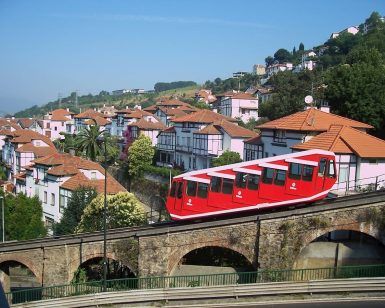 Descubra la pintoresca ladera de Bilbao en el emblemático funicular rojo de Artxanda, que ofrece impresionantes vistas de encantadoras casas con tejados rojos y exuberante vegetación. Es el destino perfecto para un inolvidable tour guiado con funicular de Artxanda (Bilbao). - ForTwo - Planes para parejas