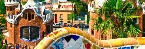 Explora el vibrante banco de mosaico situado entre edificios de piedra y palmeras en el Free Tour por Barcelona en el Park Güell. - ForTwo - Planes para parejas