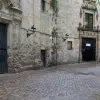 Descubra el encantador patio histórico de piedra de Barcelona, con su majestuoso árbol, sus puertas ornamentadas y su fuente central, bañada por una suave luz natural. Únase a nuestro "Tour gratuito de las mujeres ilustres de Barcelona" para descubrir las historias tras estas joyas ocultas. - ForTwo - Planes para parejas