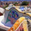 Únete al tour gratuito por el Park Güell (Barcelona) para descubrir vibrantes bancos de mosaico y una arquitectura intrincada, todo ello enmarcado en el impresionante paisaje urbano de Barcelona. - ForTwo - Planes para parejas