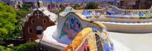 Únete al tour gratuito por el Park Güell (Barcelona) para descubrir vibrantes bancos de mosaico y una arquitectura intrincada, todo ello enmarcado en el impresionante paisaje urbano de Barcelona. - ForTwo - Planes para parejas