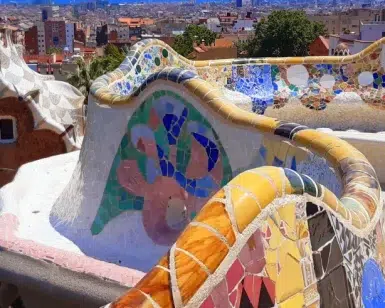 Únete al tour gratuito por el Park Güell (Barcelona) para descubrir vibrantes bancos de mosaico y una arquitectura intrincada, todo ello enmarcado en el impresionante paisaje urbano de Barcelona. - ForTwo - Planes para parejas