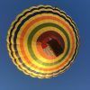 Experimente "Vuelo en globo con noche en hotel 4 estrellas (Antequera)": vea un globo aerostático con rayas de colores volando contra el cielo azul claro, perfecto para su estadía en un hotel de 4 estrellas en Antequera. - ForTwo - Planes para parejas