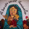 Explora un inspirador mural alternativo en Bilbao con un tour gratuito alternativo. Representa a una mujer vestida de azul con un corazón entre plantas vibrantes y presenta el conmovedor mensaje "al que esté triste ilumínalo", que le dará profundidad e iluminación a tu día. - ForTwo - Planes para parejas