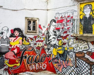 Vibrante mural que presenta músicos y cantantes de fado con instrumentos, capturando la esencia del Tour gratuito alternativo de Lisboa. - ForTwo - Planes para parejas