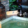 Disfrute del Ritual Sherezade en el Aljibe de San Miguel, que incluye exfoliación y un masaje con seda y oro en un acogedor ambiente de spa con faroles, toallas enrolladas y teteras junto a una bañera de piedra rodeada de exuberante vegetación. Aromas rejuvenecedores realzan su experiencia revitalizante. - ForTwo - Planes para parejas