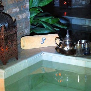 Disfrute del Ritual Sherezade en el Aljibe de San Miguel, que incluye exfoliación y un masaje con seda y oro en un acogedor ambiente de spa con faroles, toallas enrolladas y teteras junto a una bañera de piedra rodeada de exuberante vegetación. Aromas rejuvenecedores realzan su experiencia revitalizante. - ForTwo - Planes para parejas