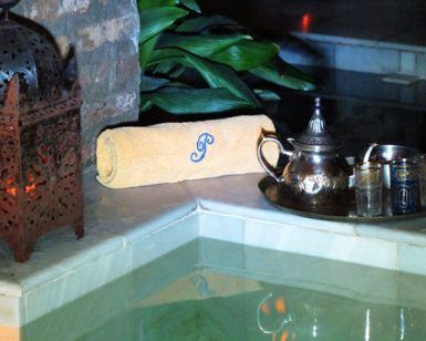 Disfrute del Ritual Sherezade en el Aljibe de San Miguel, que incluye exfoliación y un masaje con seda y oro en un acogedor ambiente de spa con faroles, toallas enrolladas y teteras junto a una bañera de piedra rodeada de exuberante vegetación. Aromas rejuvenecedores realzan su experiencia revitalizante. - ForTwo - Planes para parejas